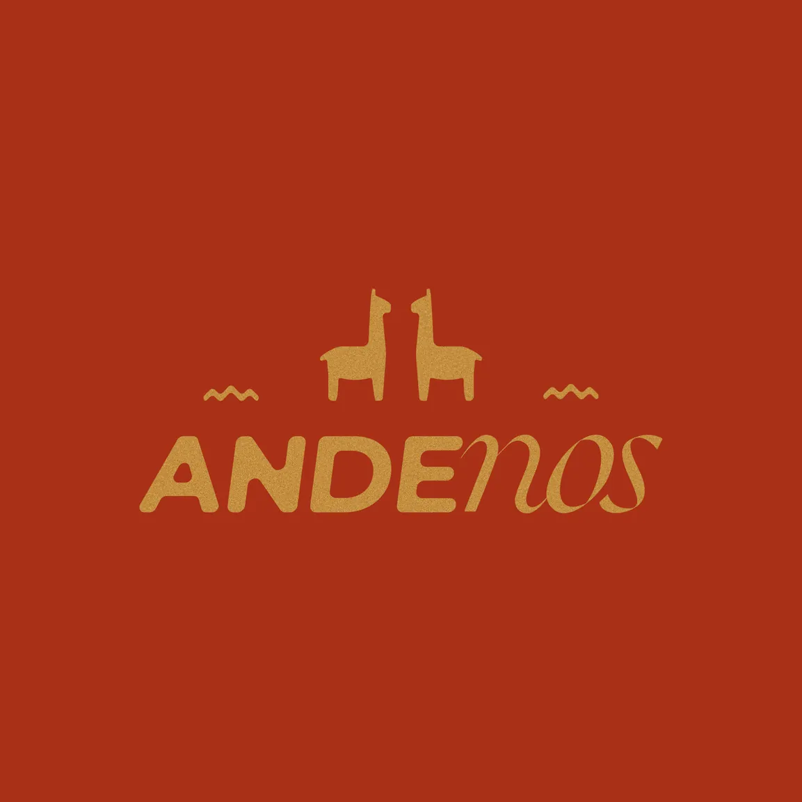 Le logotype « Andenos » en ocre sur fond rouge, avec ses deux lamas.