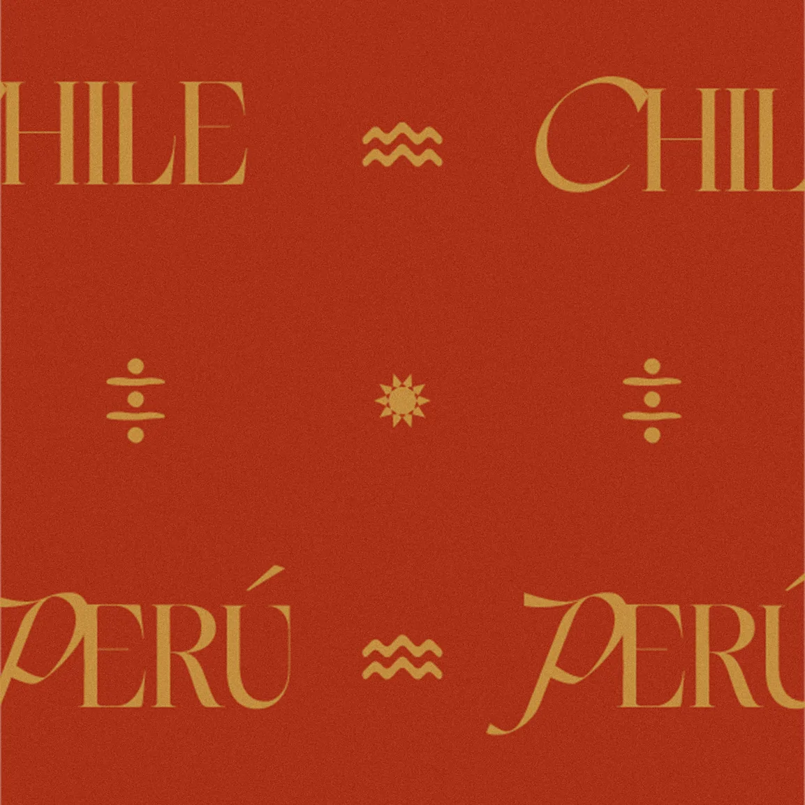 Les mots « Chile » et « Perú » en grandes lettres fines ocre, séparés par de petits pictogrammes, sur fond rouge.