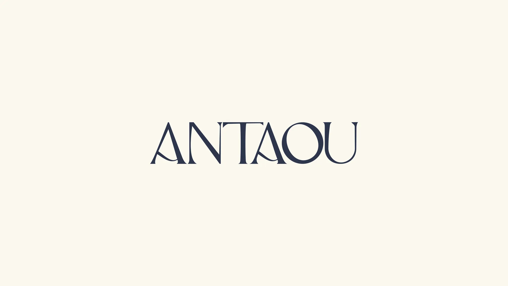 Le logo « ANTAOU » en bleu marine, en capitales, sur un fond crème.