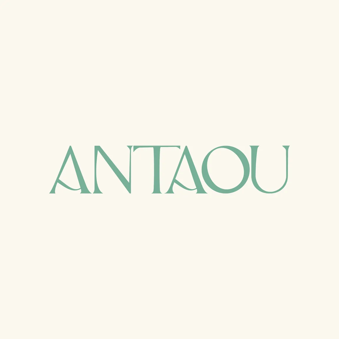 Le logo « ANTAOU » en vert d’eau sur un fond crème.