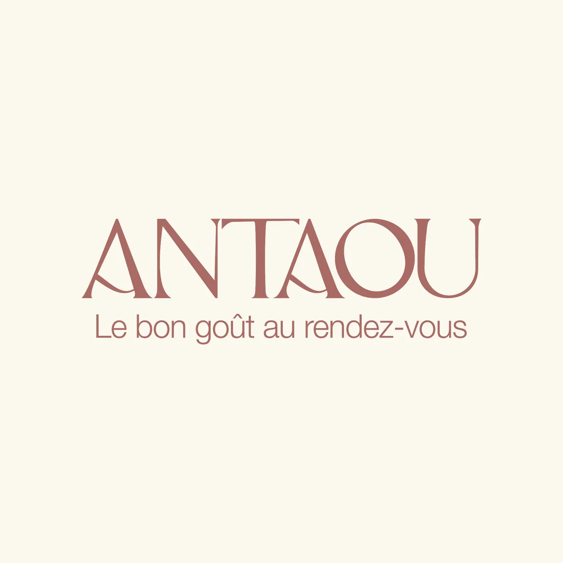 Le logo « ANTAOU » en vieux rose, avec la signature « Le bon goût au rendez-vous ».