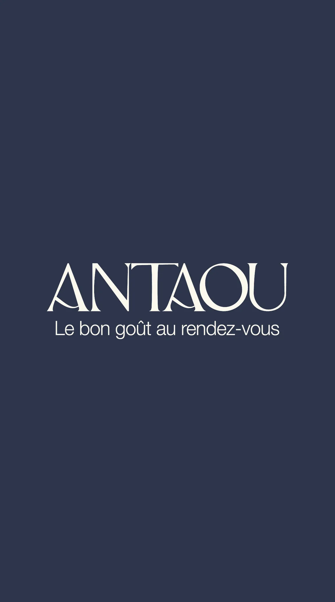Une bande bleu marine verticale avec le logo « ANTAOU » et sa signature.