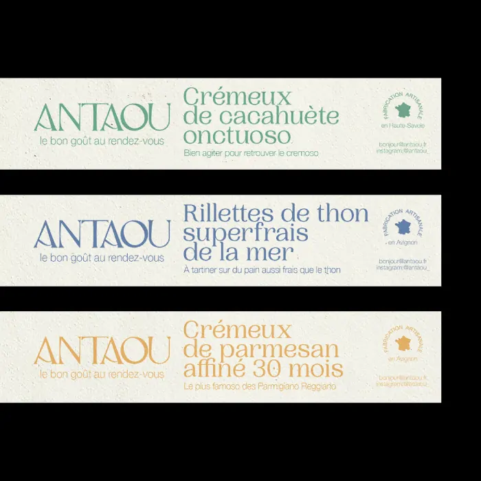 Trois étiquettes Antaou superposées (cacahuète, thon, parmesan) sur un fond noir.