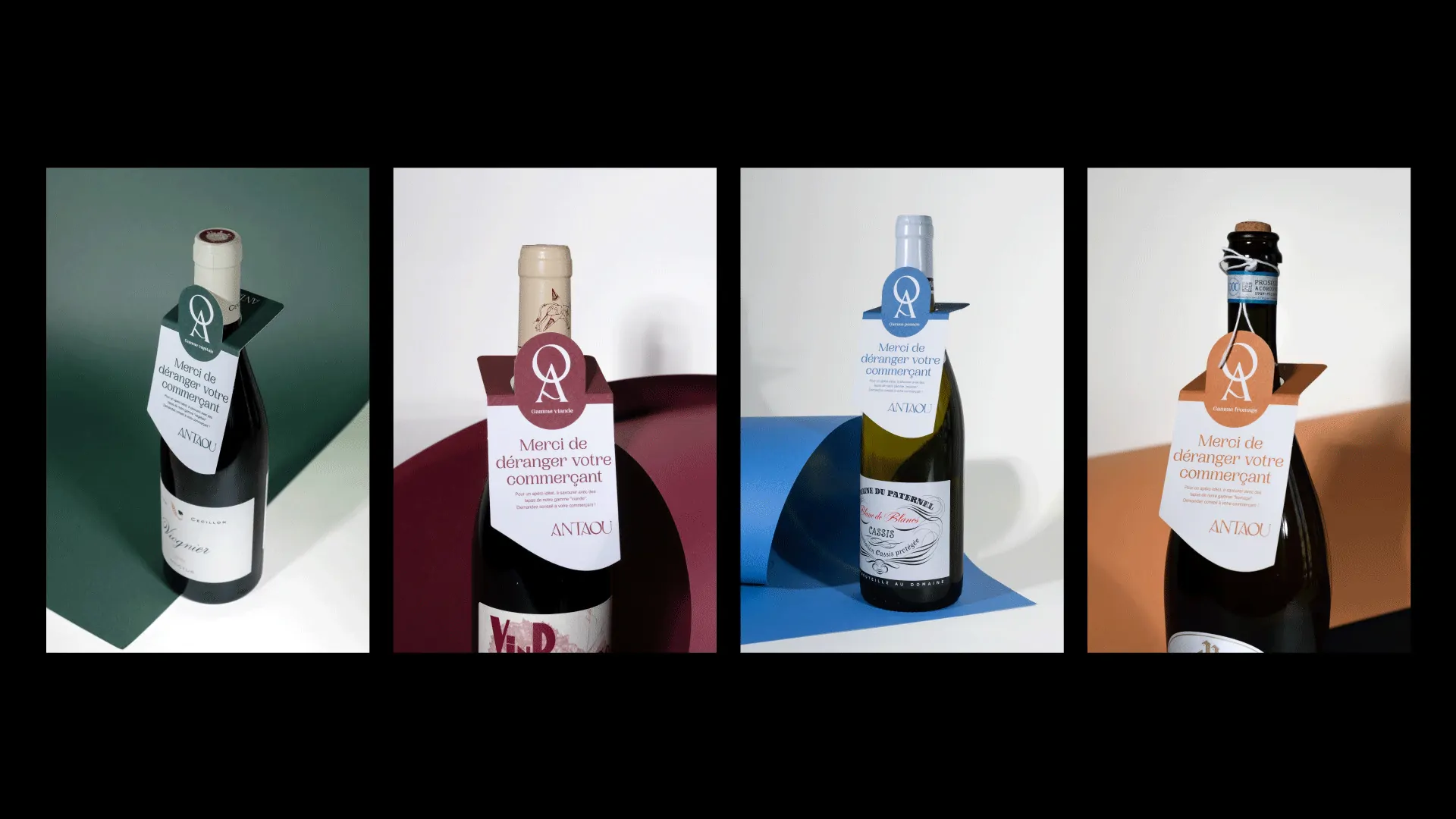 Quatre bouteilles de vin portant une étiquette Antaou, devant des fonds de couleur : vert, rouge, bleu et ocre.