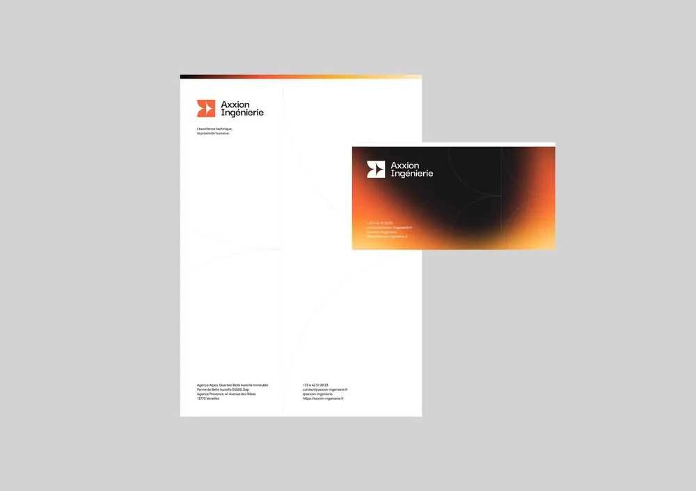 Un papier à en-tête et une carte de visite au dégradé orange et noir.