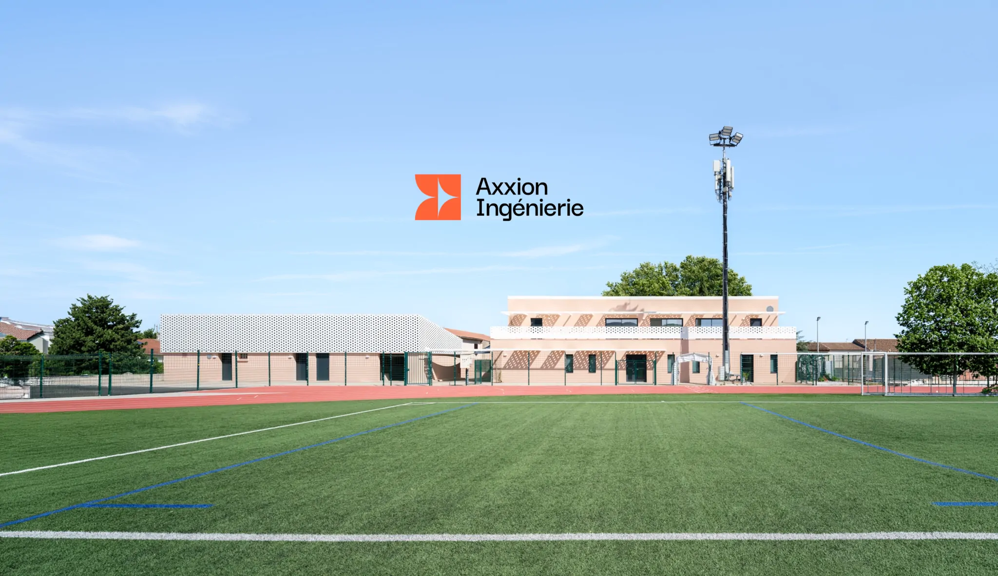 Le stade de Cuers : pelouse, tribune et projecteur sous un ciel bleu, le logo Axxion Ingénierie en surimpression.