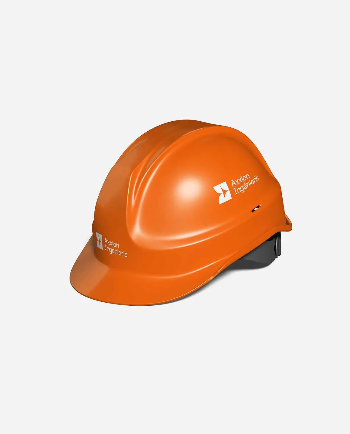 Un casque de chantier orange portant le logo Axxion Ingénierie, sur fond blanc.