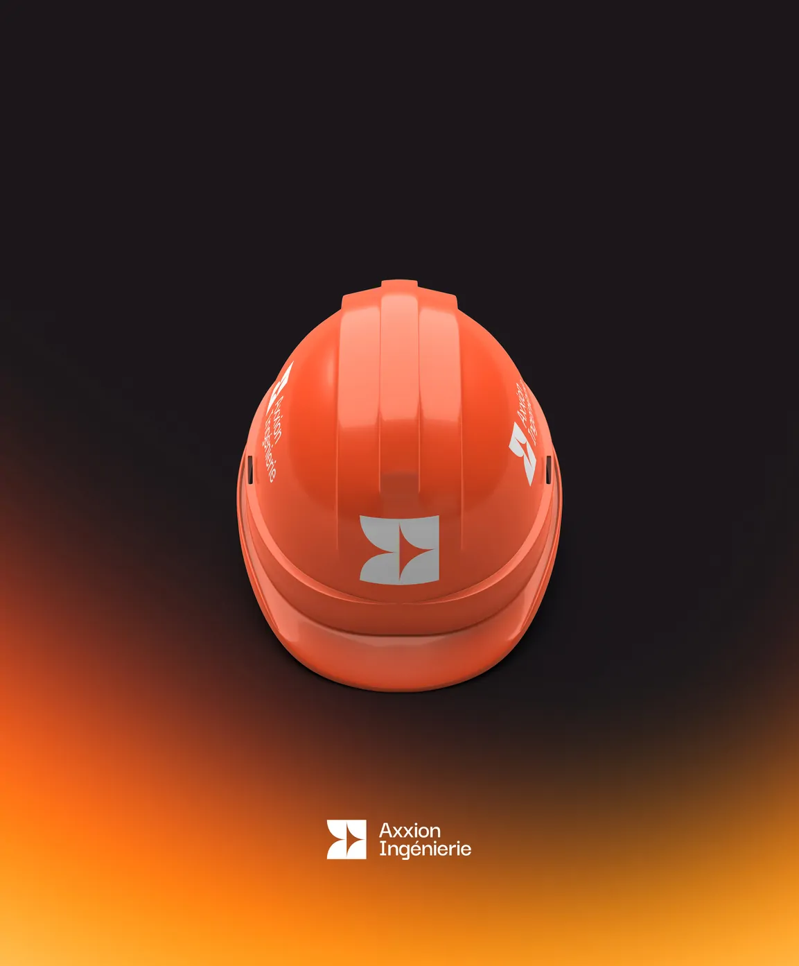 Un casque de chantier orange vu de dessus, logo Axxion Ingénierie, sur un fond noir à dégradé orange.