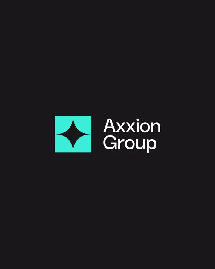 Le logo Axxion Group, turquoise et blanc, sur fond sombre.