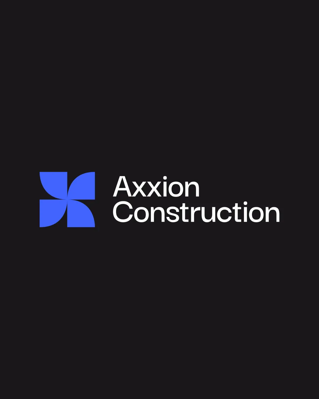 Le logo Axxion Construction, bleu et blanc, sur fond sombre.