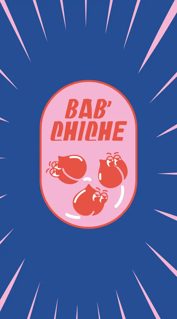Un autocollant ovale « Bab’chiche » rose sur un fond bleu.