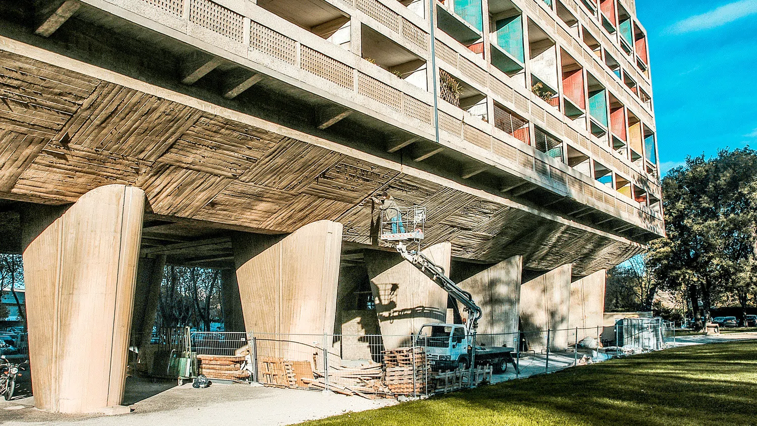 Le chantier d’un bâtiment de Le Corbusier à Marseille : la sous-face en béton brut et les pilotis.