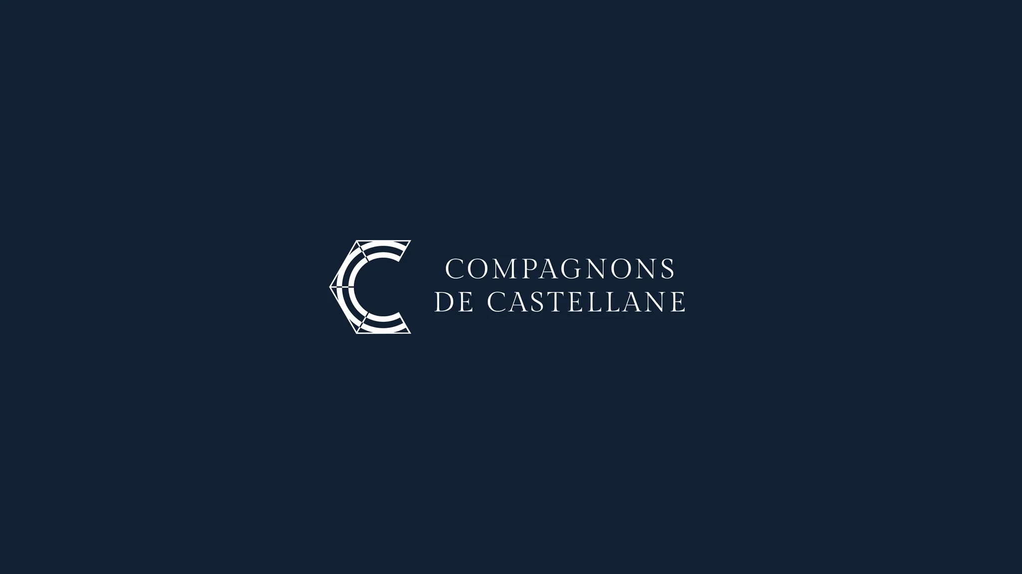 Le logo « Compagnons de Castellane » en blanc sur un fond bleu marine.