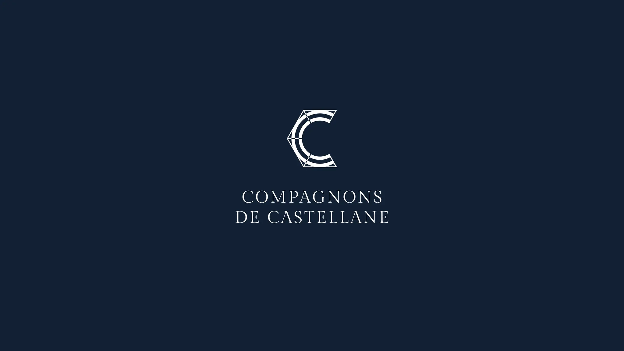 Le logo en version verticale, le C au-dessus du nom, en blanc sur fond bleu marine.