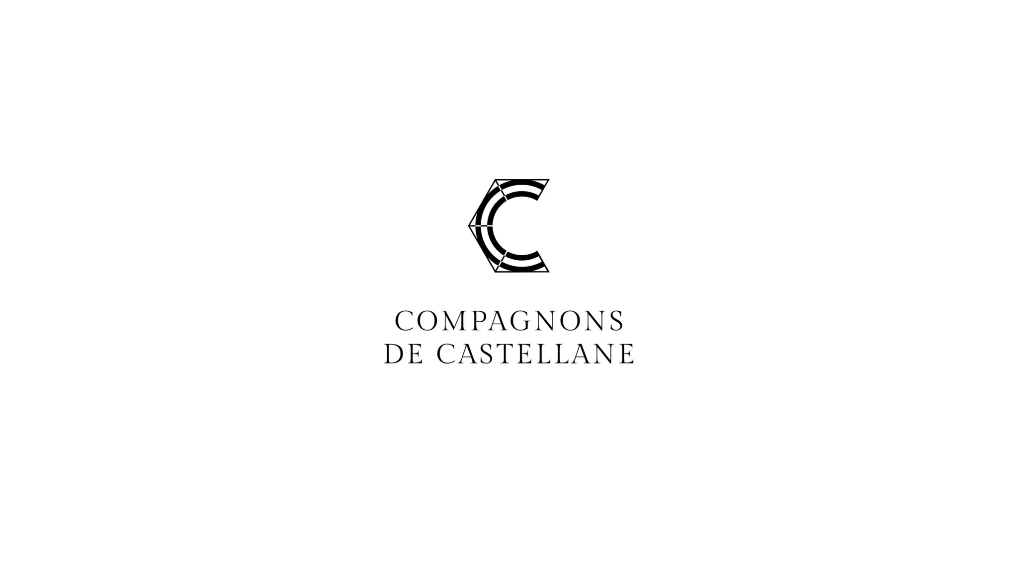Le logo en version verticale, le C au-dessus du nom, en noir sur fond blanc.