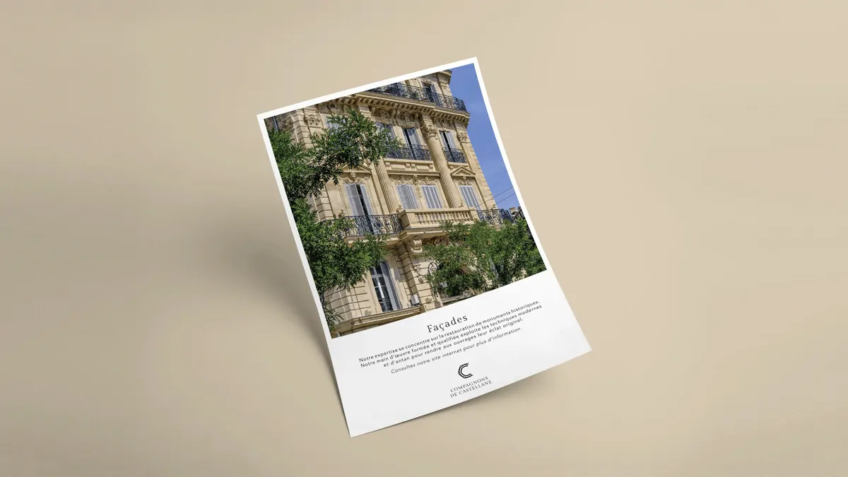 Une fiche « Façades » posée en biais sur un fond beige : la photo d’une façade d’immeuble, un texte et le logo.