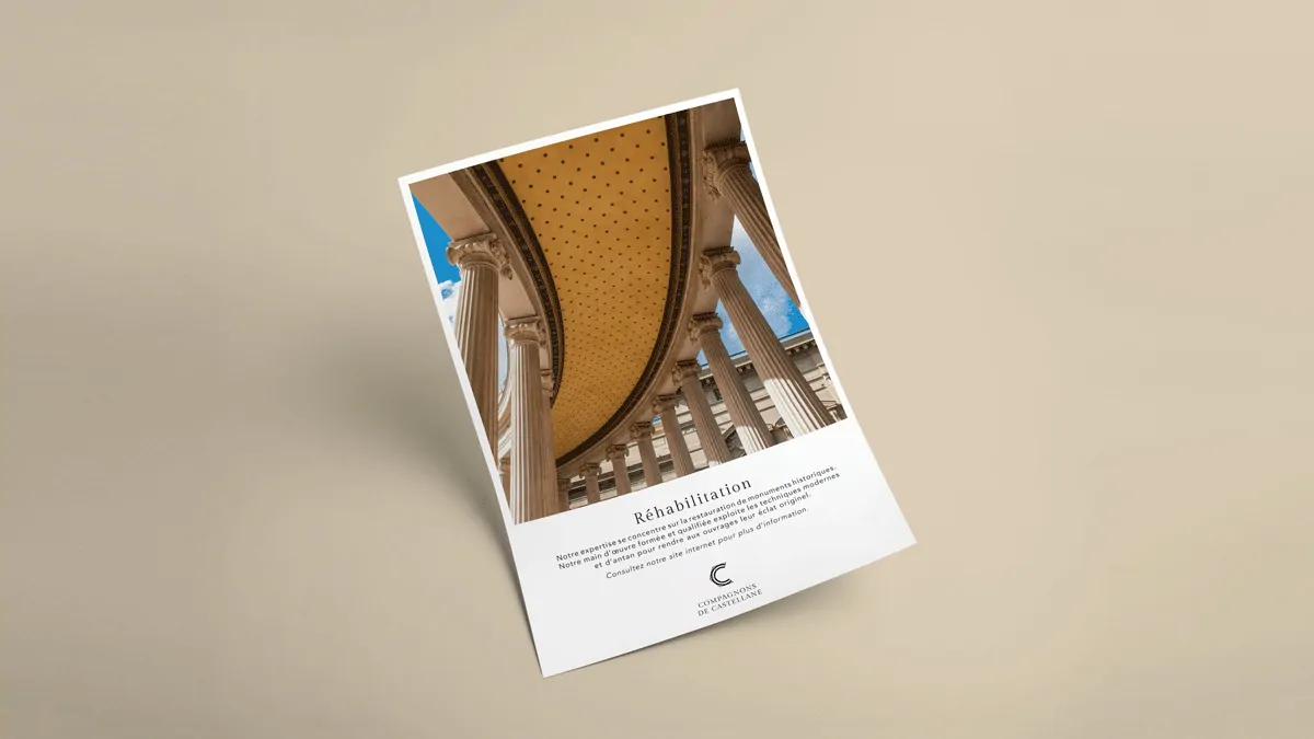 Une fiche « Réhabilitation » posée en biais sur un fond beige : la photo d’un plafond à colonnes.