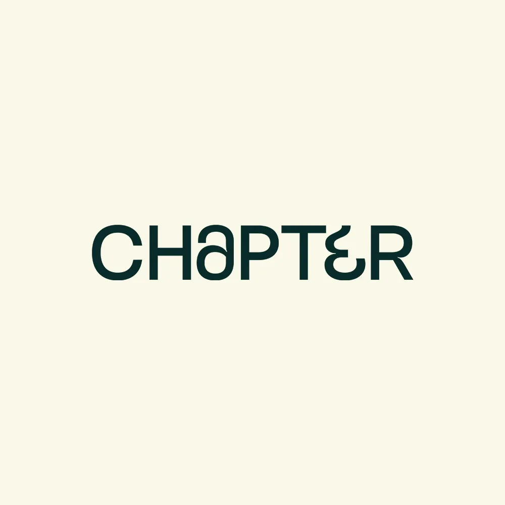 Le logotype « CHAPTER » en vert profond sur fond crème, aux lettres a et e redessinées.