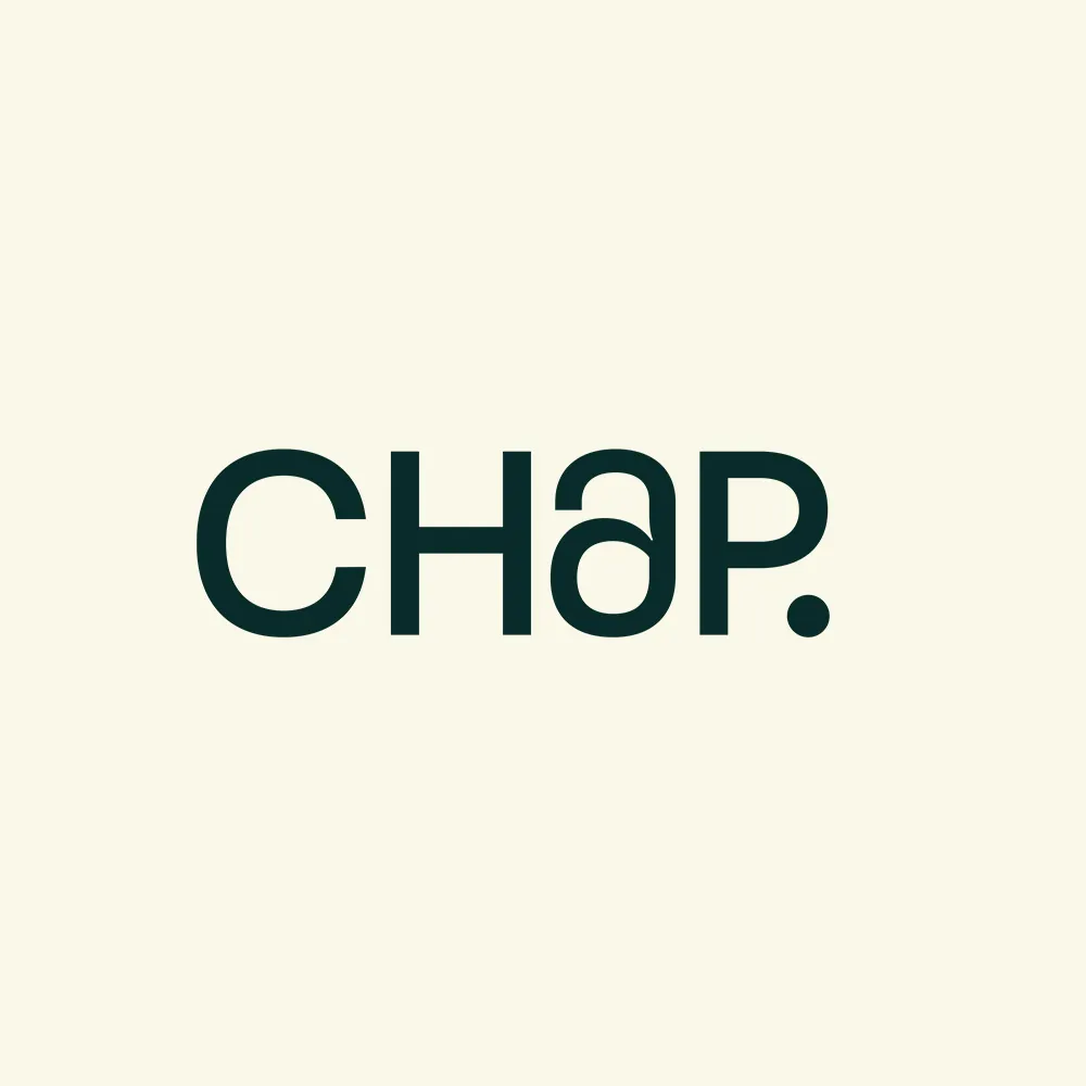 La signature courte « CHAP. » en vert profond sur fond crème.