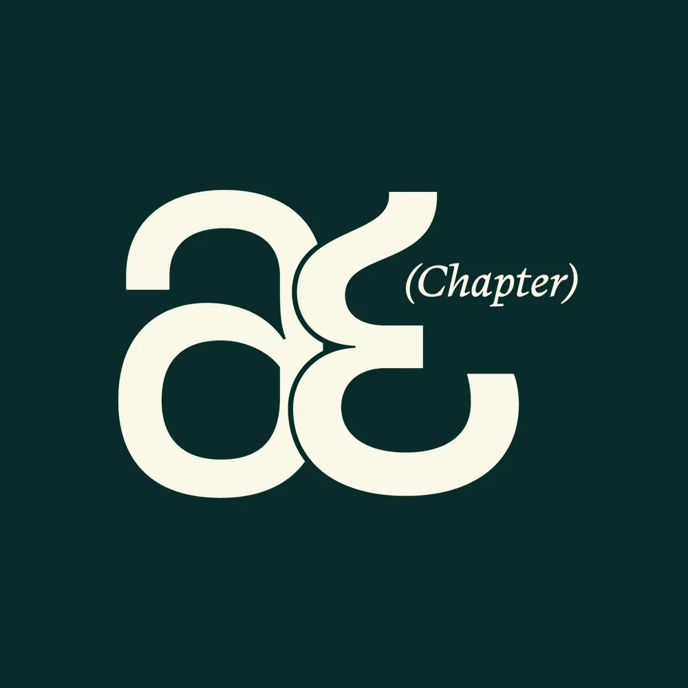 Le monogramme en crème sur un aplat vert profond.