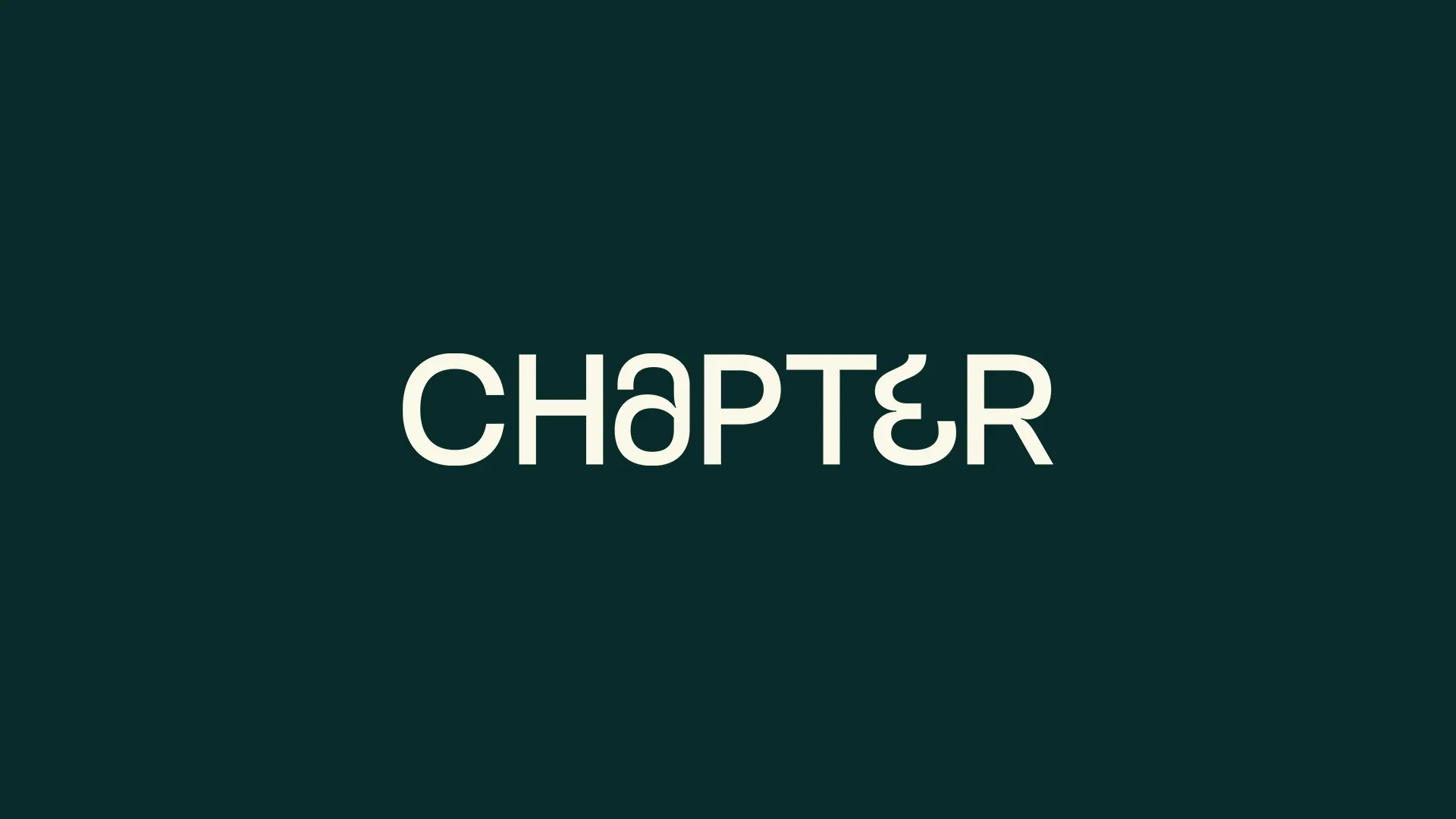 Le logotype « CHAPTER » en crème sur un aplat vert profond.