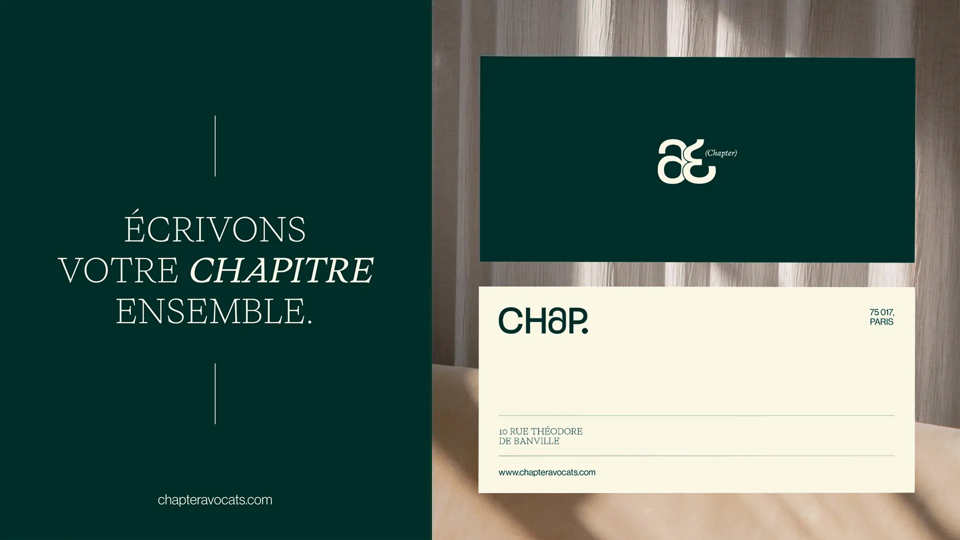 La carte de correspondance : un volet vert portant « Écrivons votre chapitre ensemble. » et deux cartes, l’une verte au monogramme, l’autre crème à la signature « Chap. ».