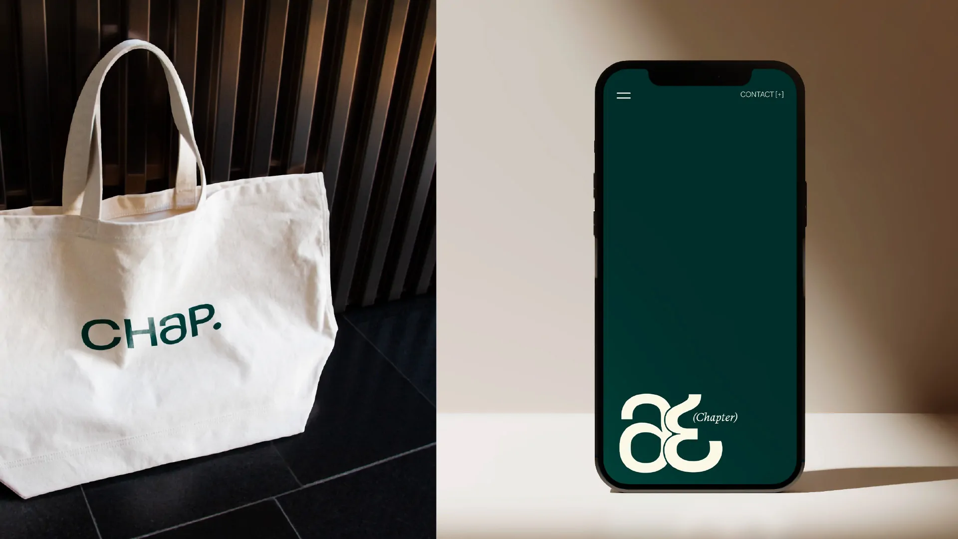 Un tote bag en toile écrue portant « CHAP. » en vert, et un téléphone dont l’écran vert affiche le monogramme.