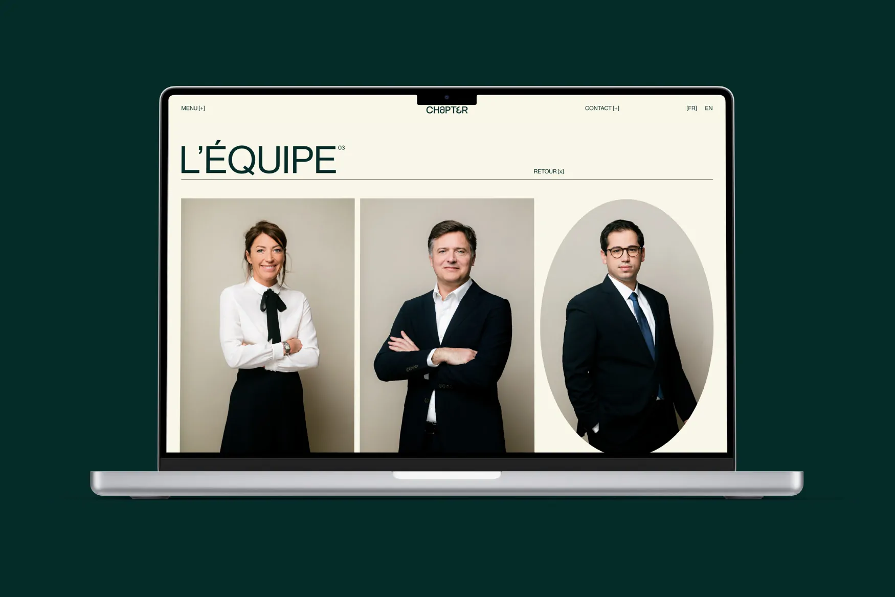 Un ordinateur portable affichant la page « L’équipe » : trois portraits d’avocats sur fond crème, devant un fond vert profond.