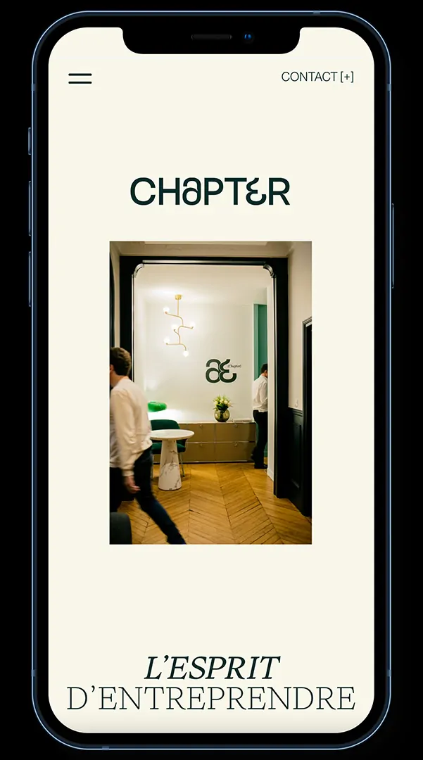 Un téléphone affichant l’accueil du site : le logotype, une photographie du bureau et « L’esprit d’entreprendre ».