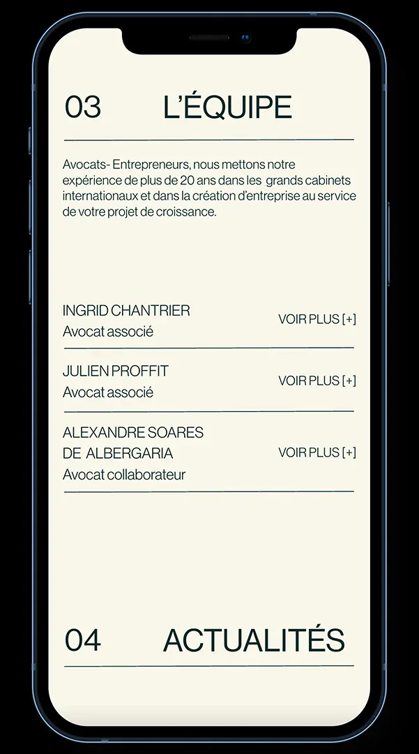 Un téléphone affichant la page « L’équipe » : la liste des avocats, puis le titre « Actualités ».