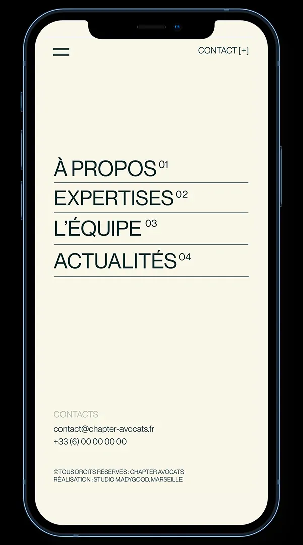 Un téléphone affichant le menu : À propos, Expertises, L’équipe, Actualités.