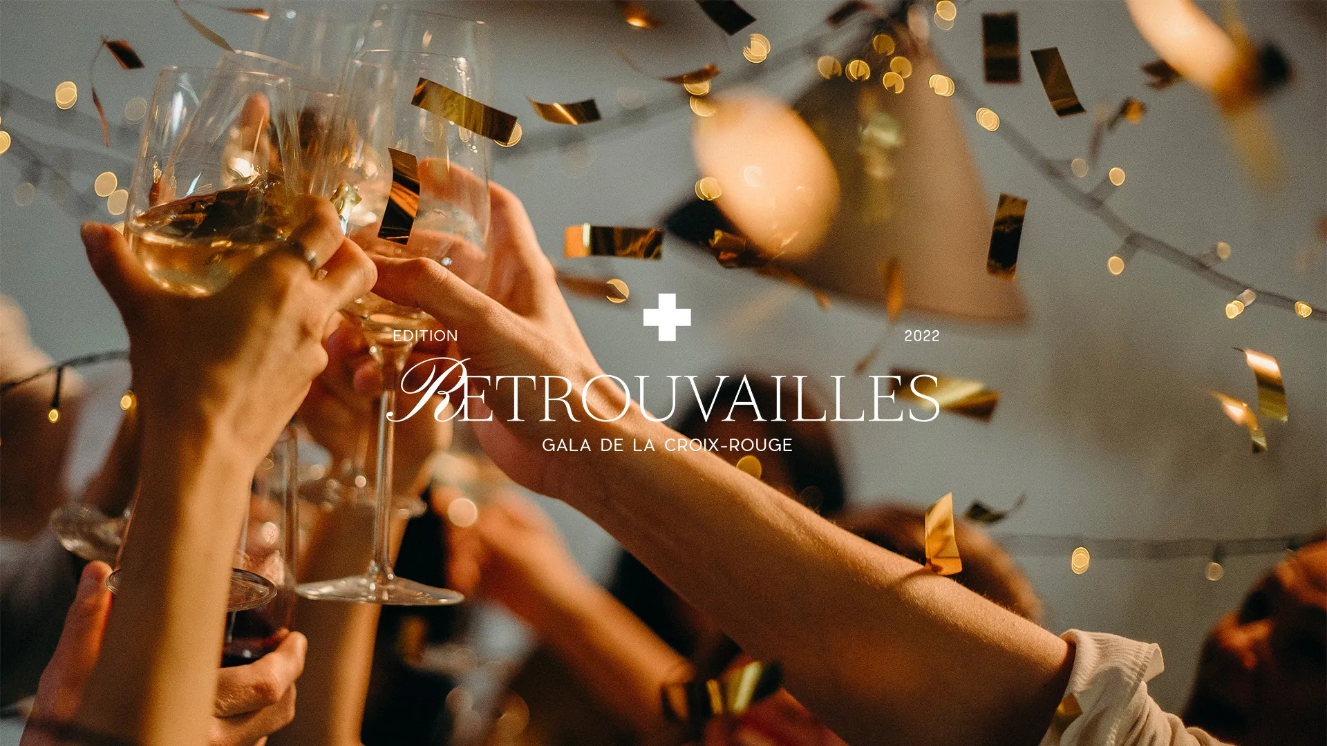 Des mains lèvent des coupes de champagne sous une pluie de confettis dorés, le mot « Retrouvailles » du Gala de la Croix-Rouge en surimpression.