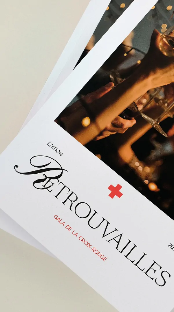 Détail de la couverture du catalogue : le mot « Retrouvailles » sur une photo de coupes de champagne.