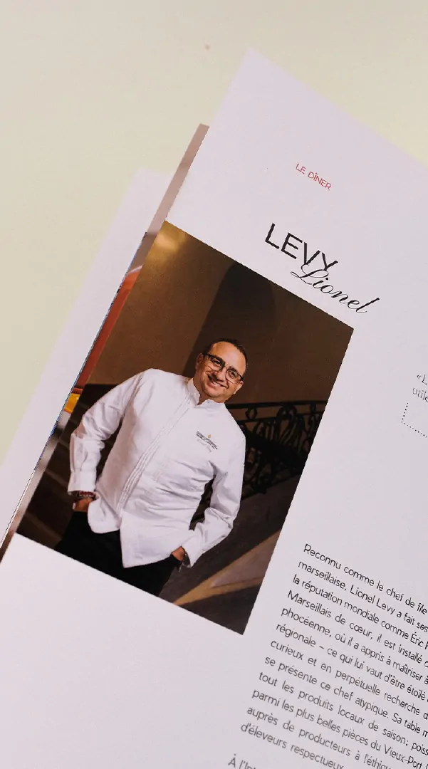 Une page du catalogue présentant un chef en veste blanche : son portrait et un texte.