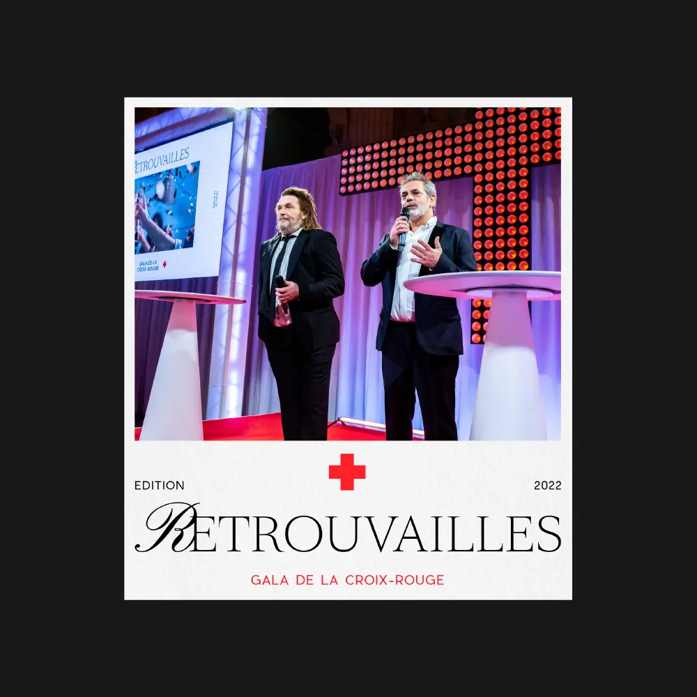 Deux intervenants à la tribune du gala, sous le mot « Retrouvailles ».