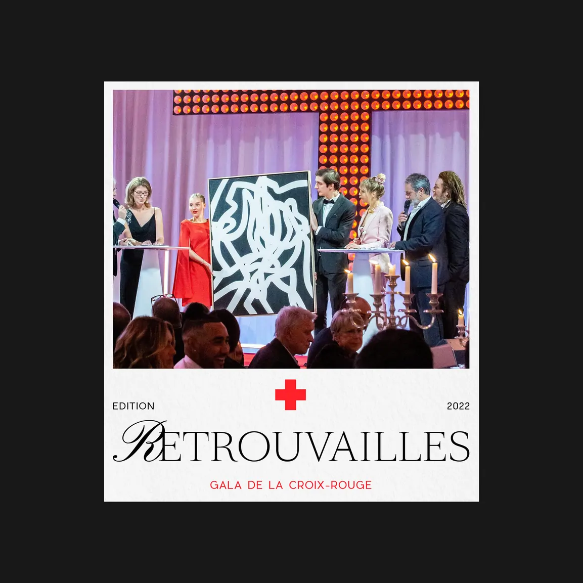 La vente aux enchères d’une œuvre en noir et blanc, devant les invités, sous le mot « Retrouvailles ».
