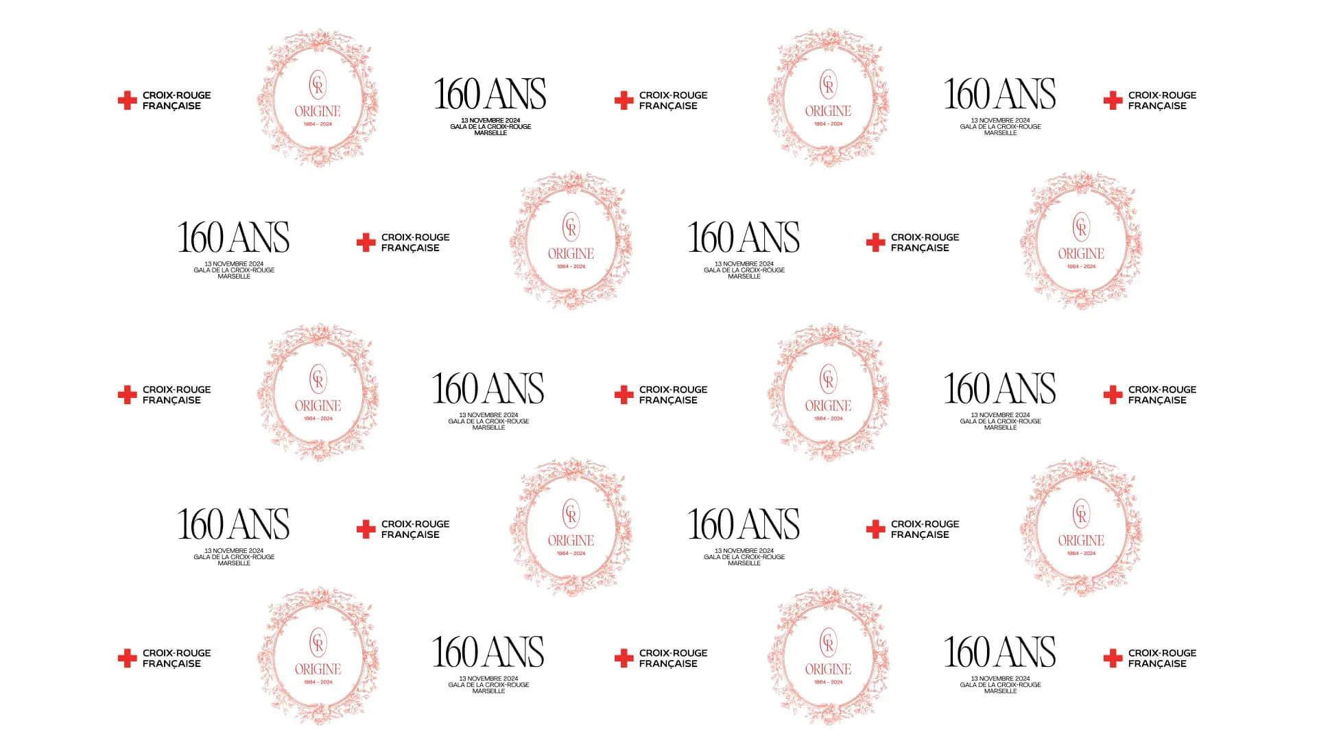La bâche du photocall : l’emblème « Origine 160 ans », la mention « 160 ans » et le logo de la Croix-Rouge française répétés sur fond blanc.