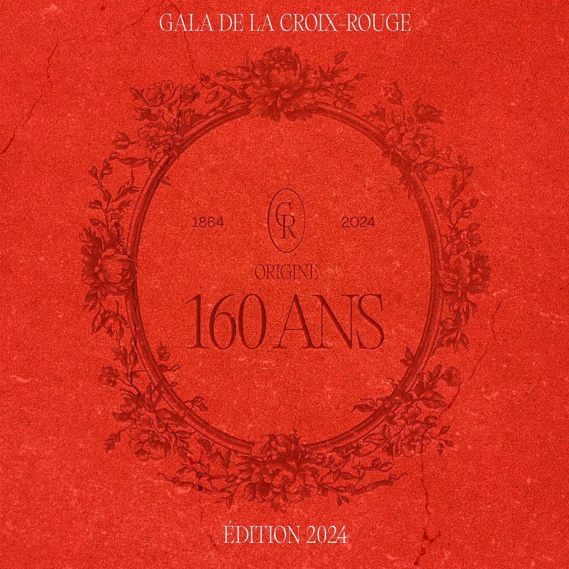 L’emblème « Origine 160 ans » en léger relief, ton sur ton, sur un fond rouge texturé, avec la mention « Édition 2024 ».
