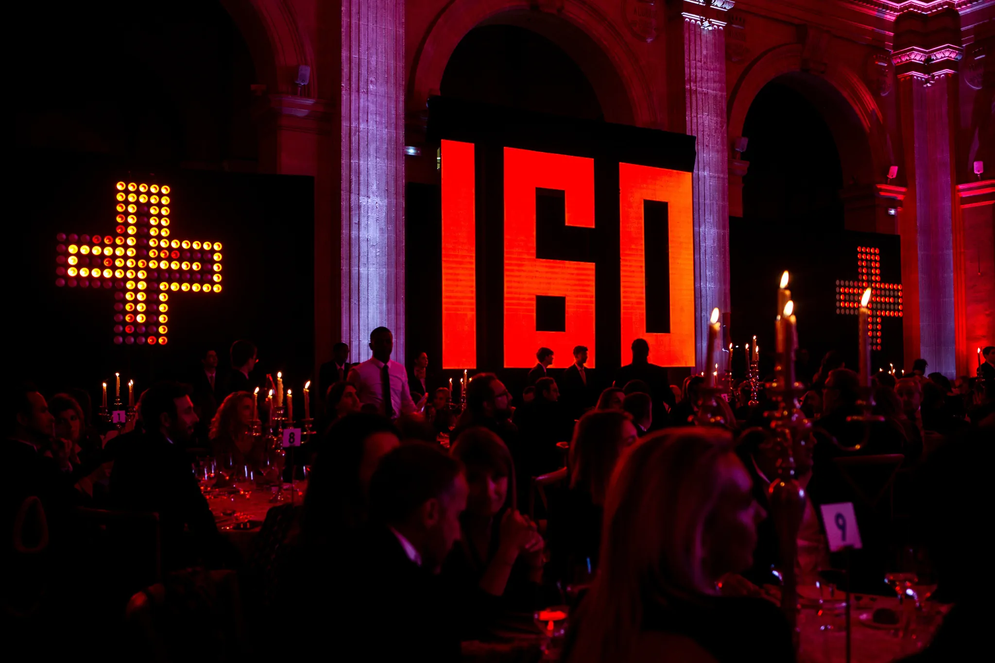 Dans la salle du Palais de la Bourse, le chiffre « 160 » lumineux, en rouge, à côté d’une croix jaune, devant les convives.