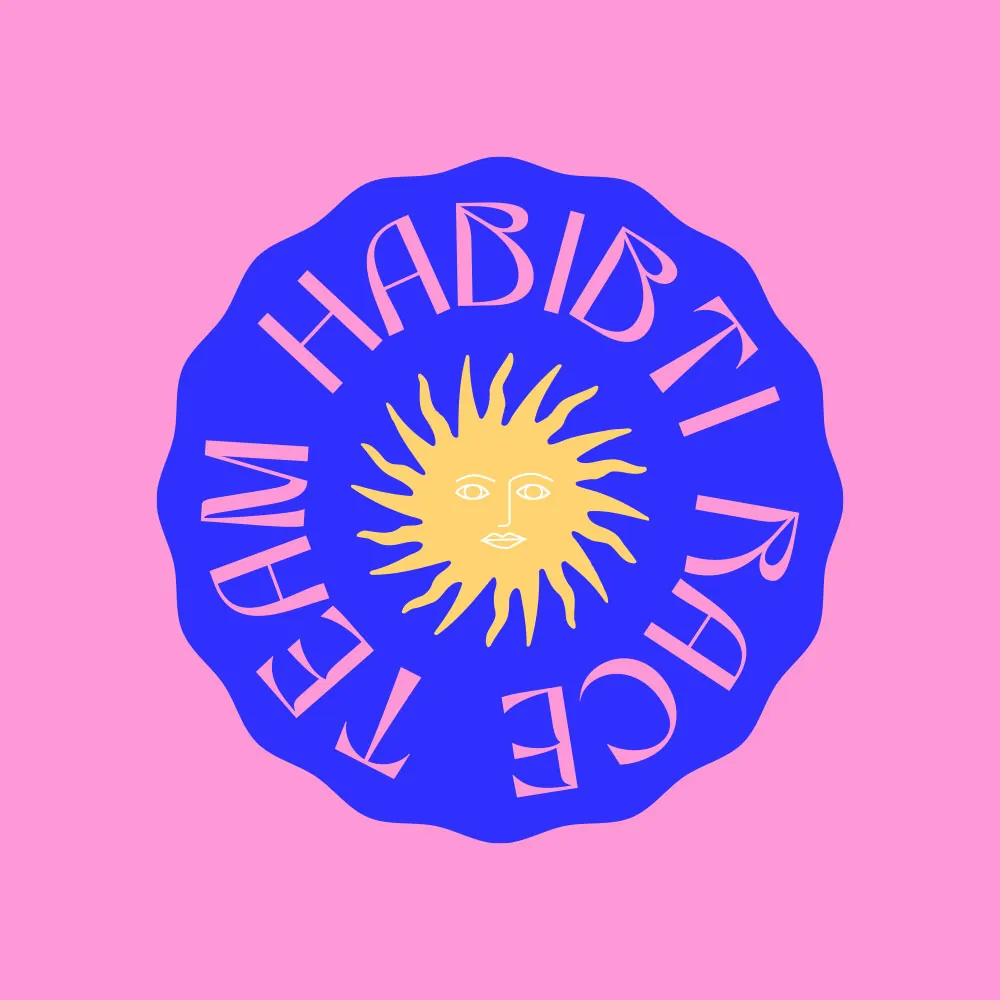 Le sceau rond Habibti Race Team, un soleil jaune sur un disque bleu, sur un aplat rose.