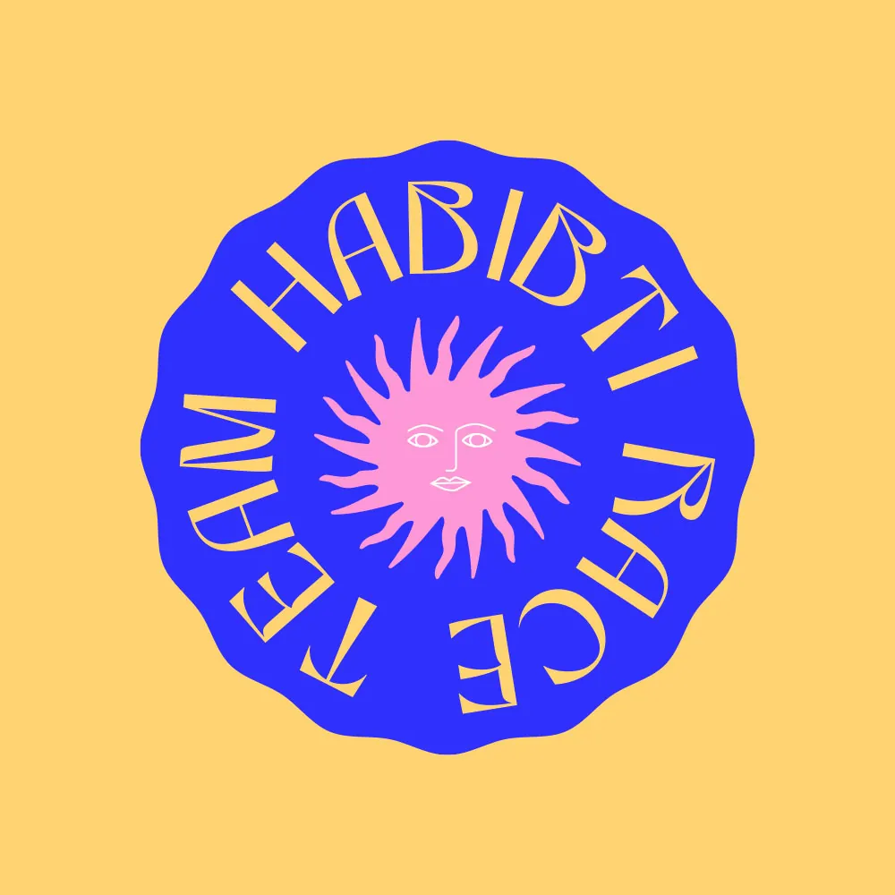 Le sceau rond Habibti Race Team, un soleil rose sur un disque bleu, sur un aplat jaune.