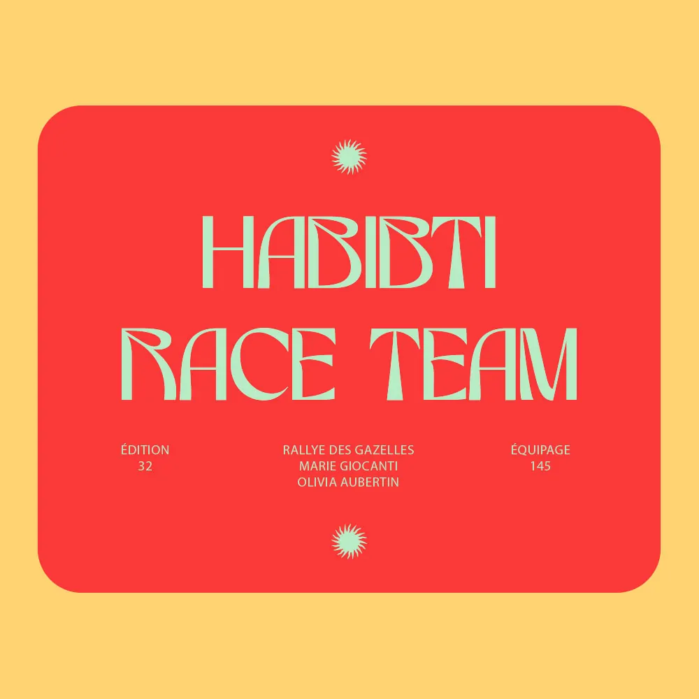 Le logotype « Habibti Race Team » en lettres vertes dans une carte rouge aux coins arrondis, sur un fond jaune.