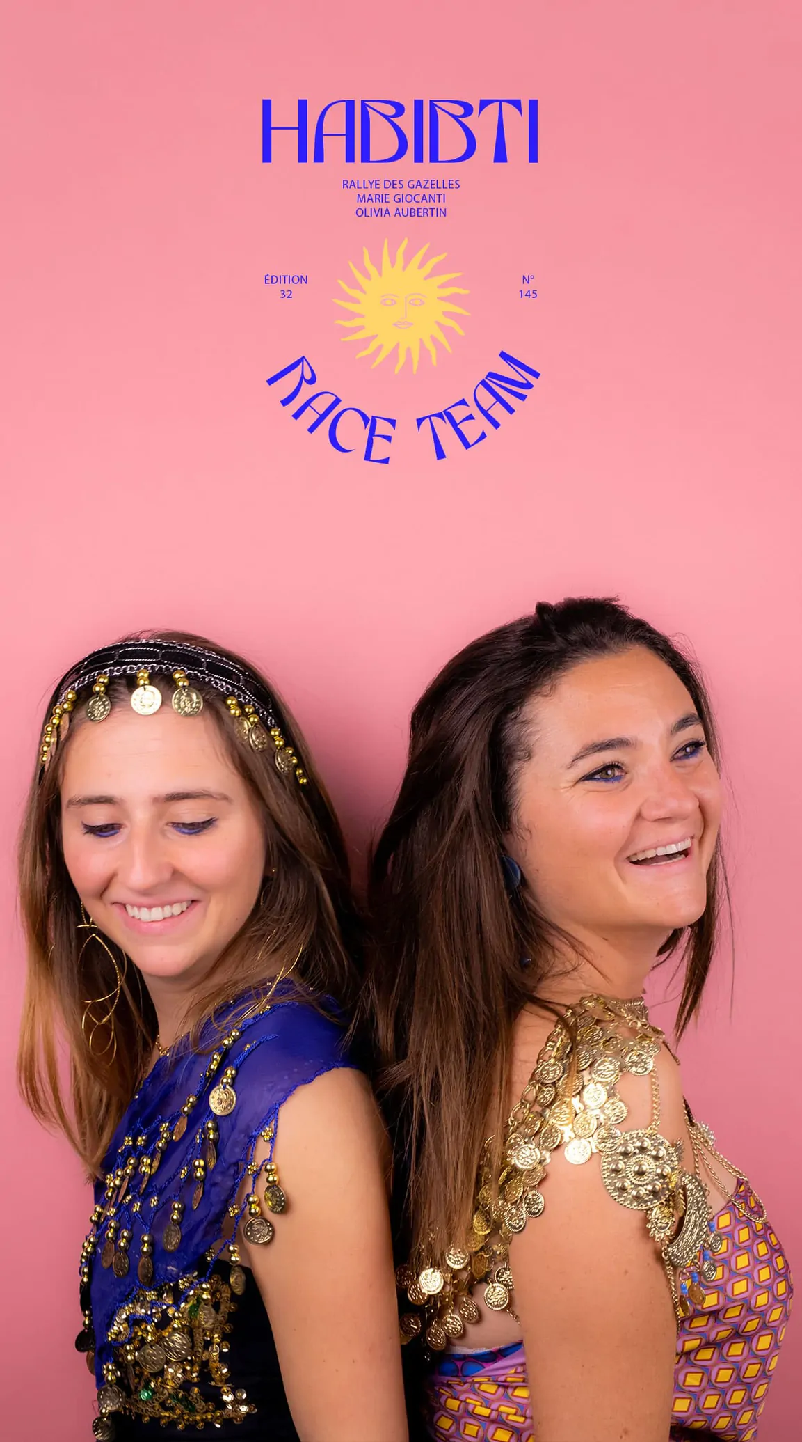 Marie et Olivia, dos à dos, dans des tenues bleues et dorées, sur un fond rose.