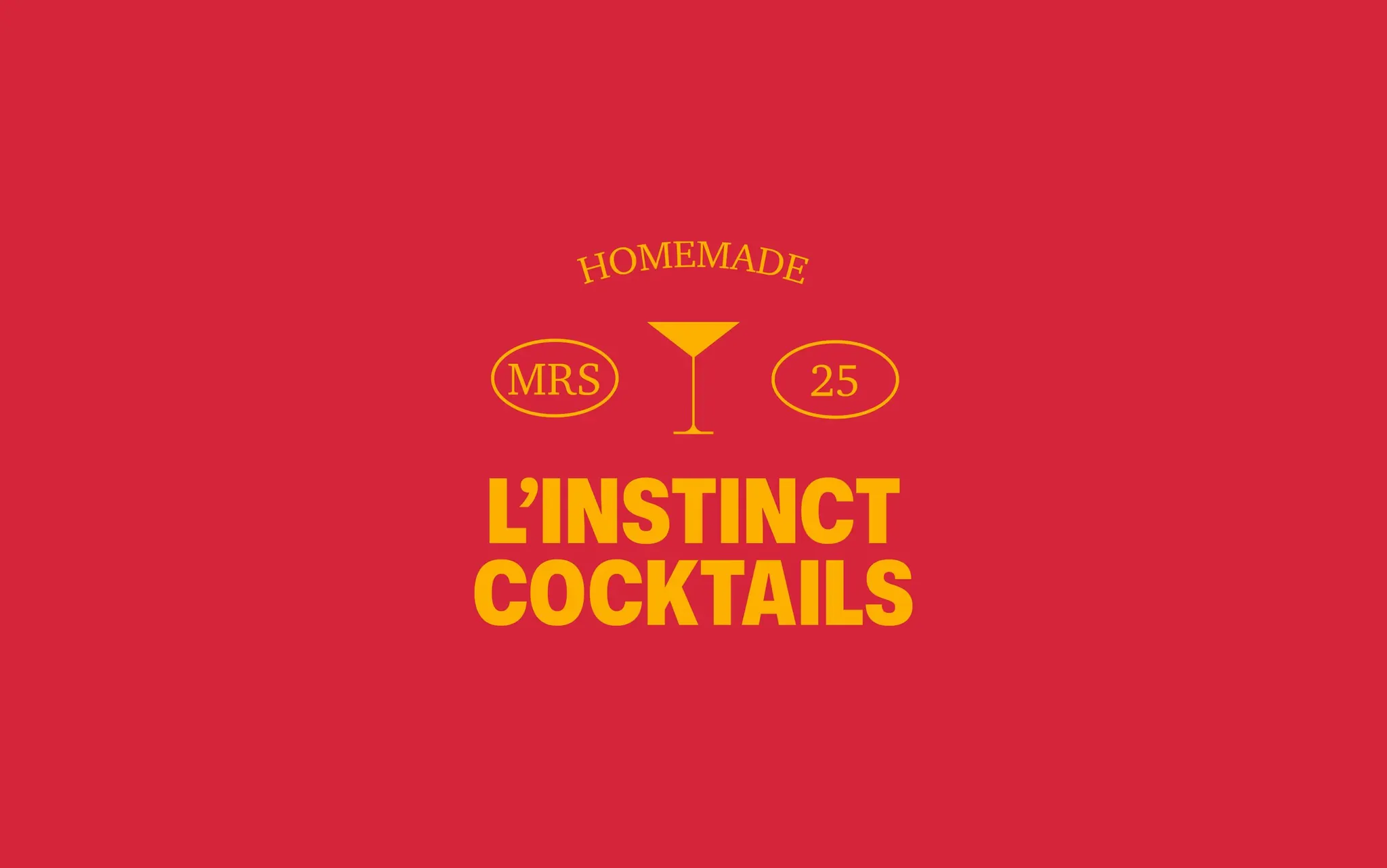 Le logo « L’Instinct Cocktails » en jaune sur fond rouge, avec la mention « Homemade », les lettres MRS et le chiffre 25 autour d’un verre à cocktail.
