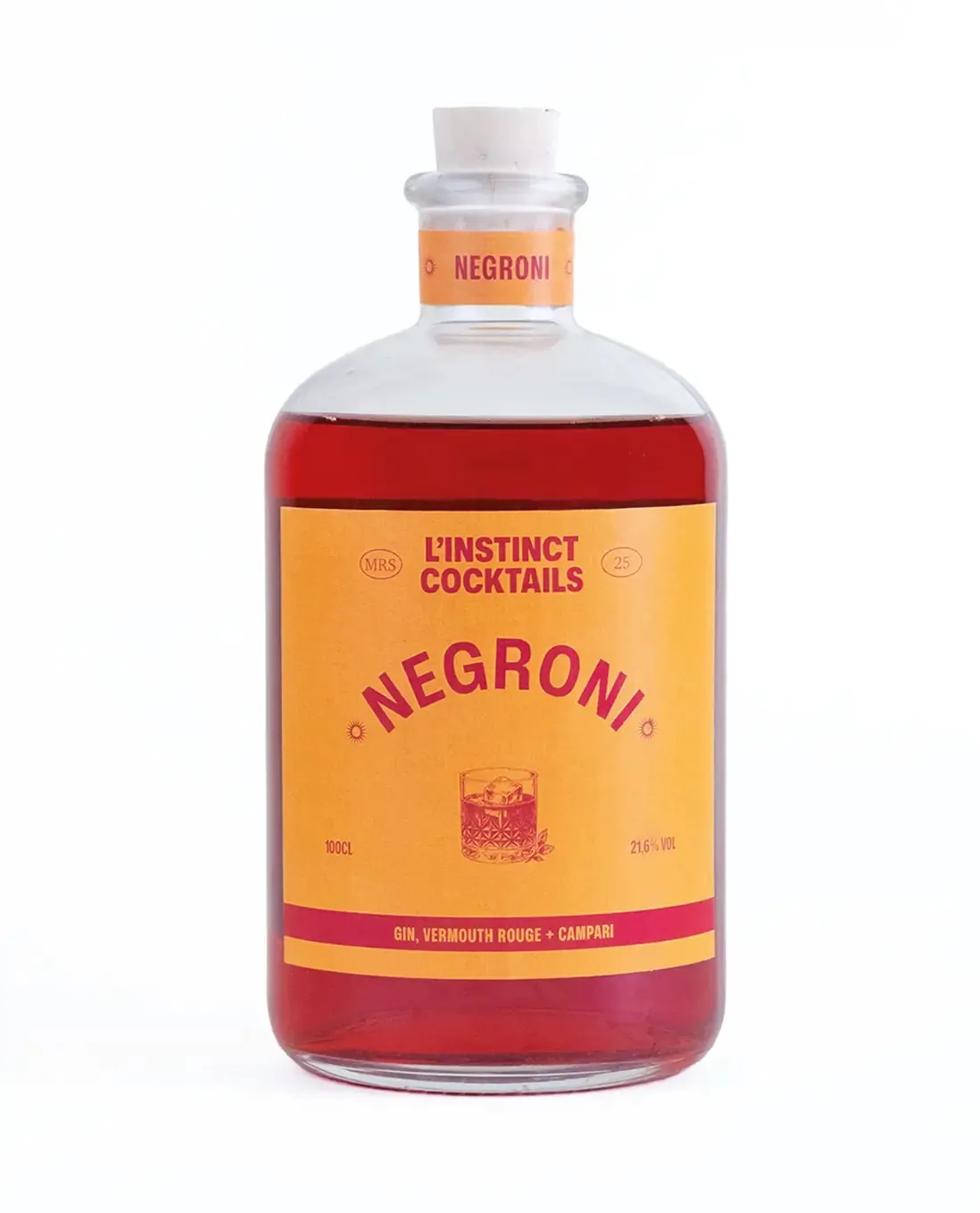 La bouteille Négroni, étiquette orange sur un liquide rouge, sur fond blanc.