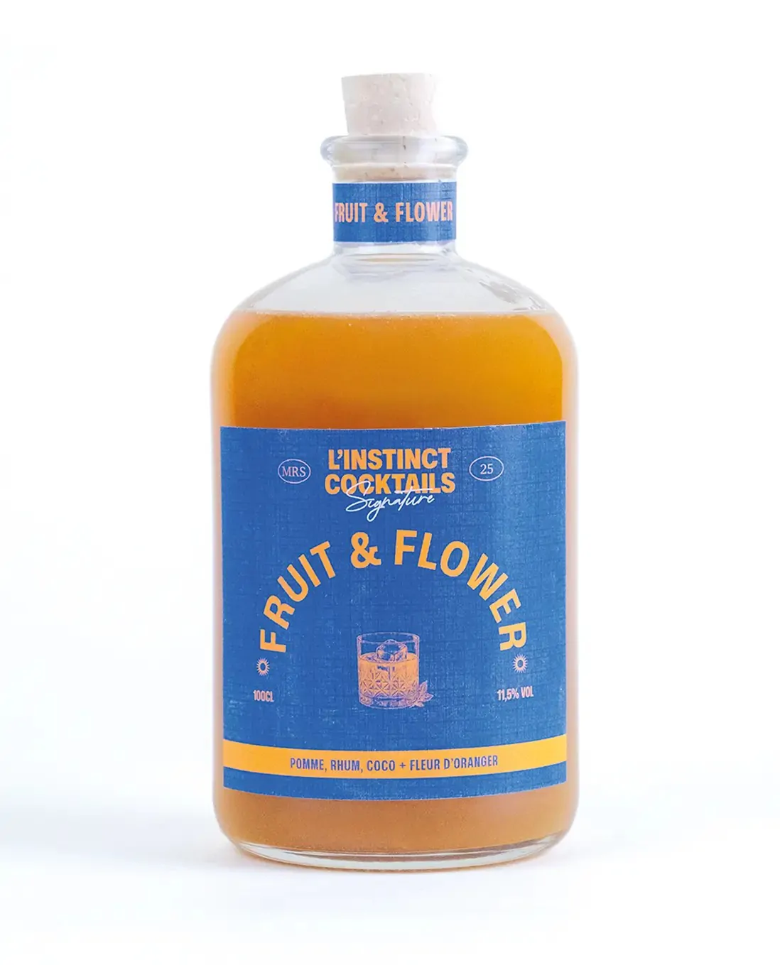 La bouteille Fruit & Flower, étiquette bleue sur un liquide ambré, sur fond blanc.