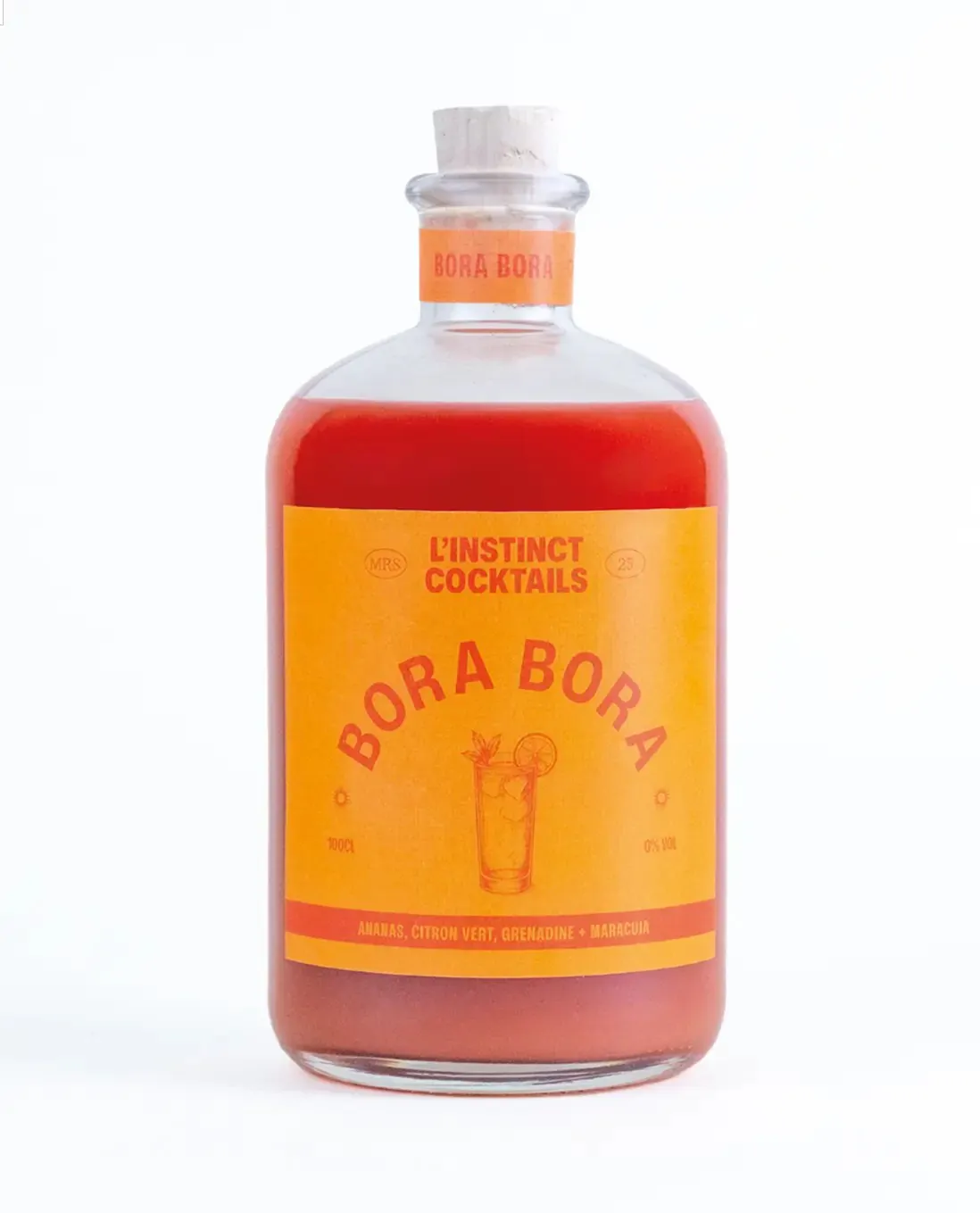 La bouteille Bora Bora, étiquette orange sur un liquide rouge et orange, sur fond blanc.
