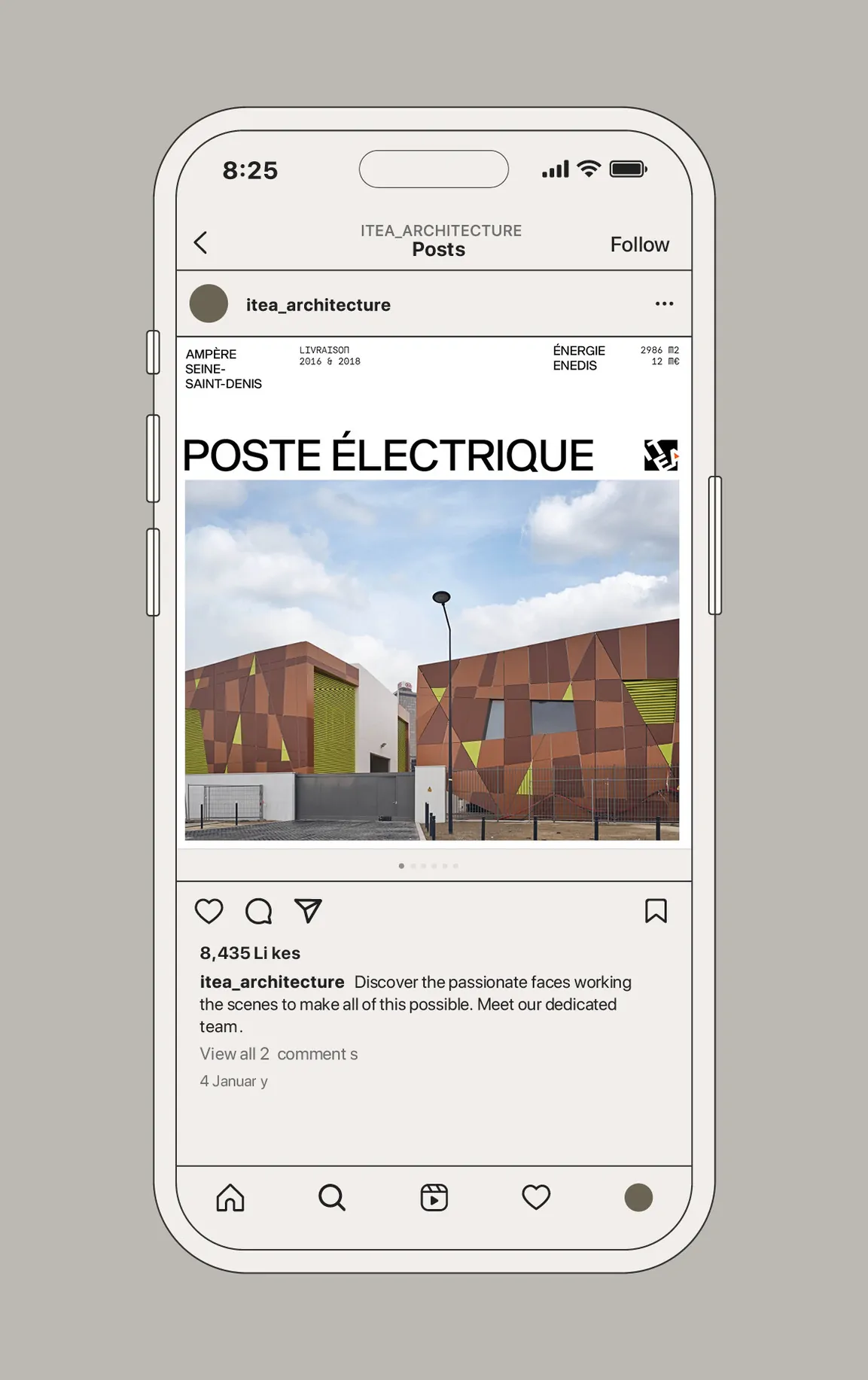 Un téléphone affichant le post « Poste électrique » : un bâtiment de bardage rouille aux touches vertes.