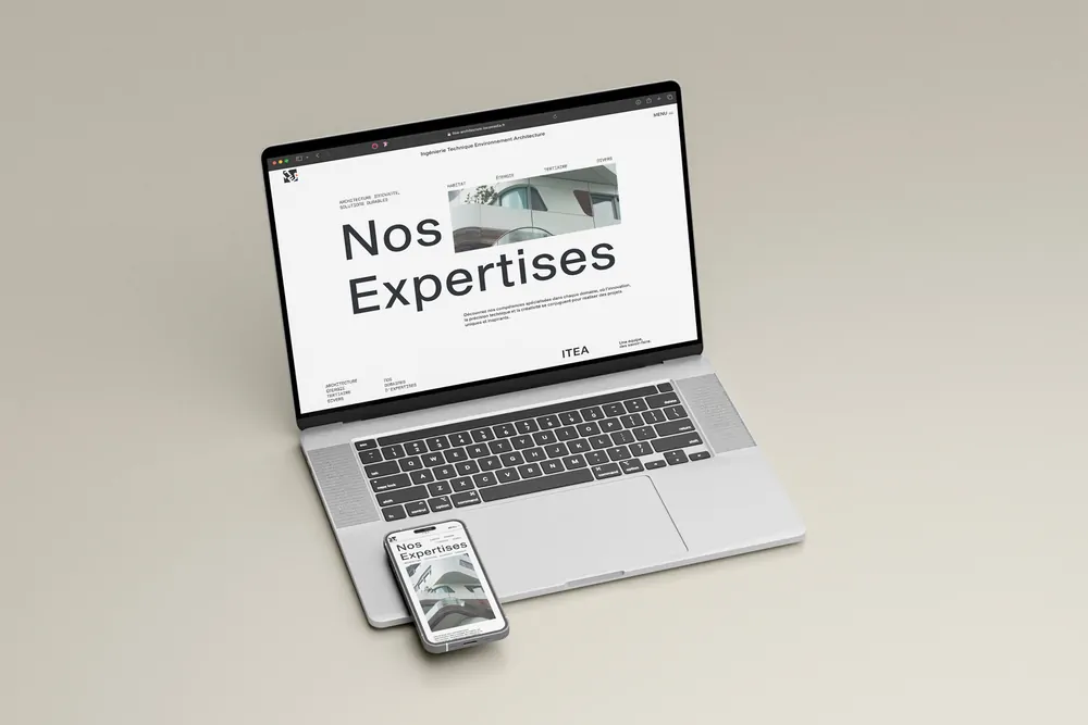 Un ordinateur et un téléphone affichant la page « Nos expertises » du site d’ITEA.