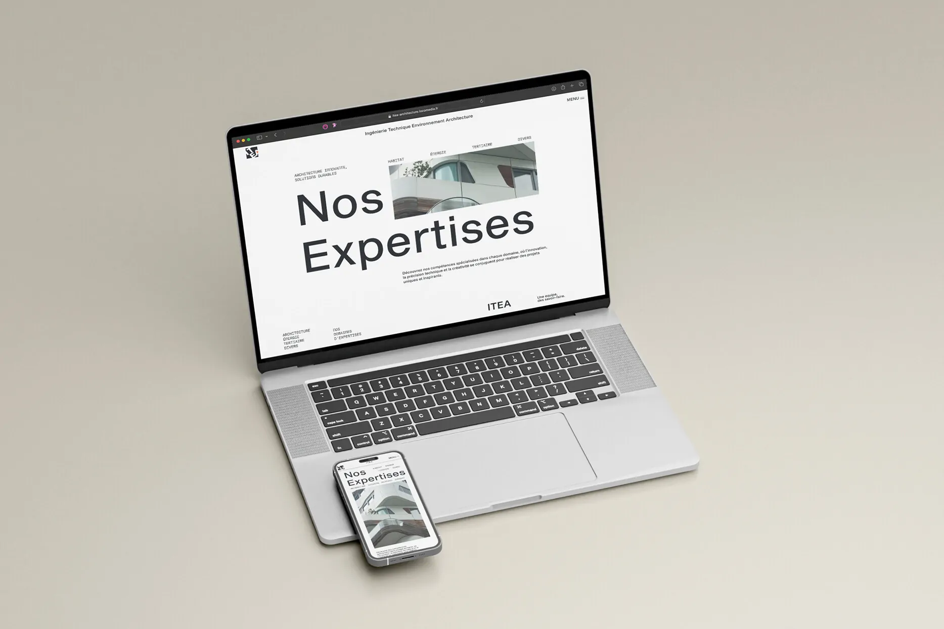 Un ordinateur et un téléphone affichant la page « Nos expertises » du site d’ITEA.